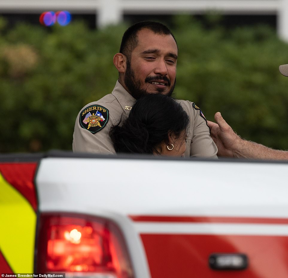 Watch Distraught sheriff’s deputy weeps over death of daughter, 10, in Texas school massacre – Latest News