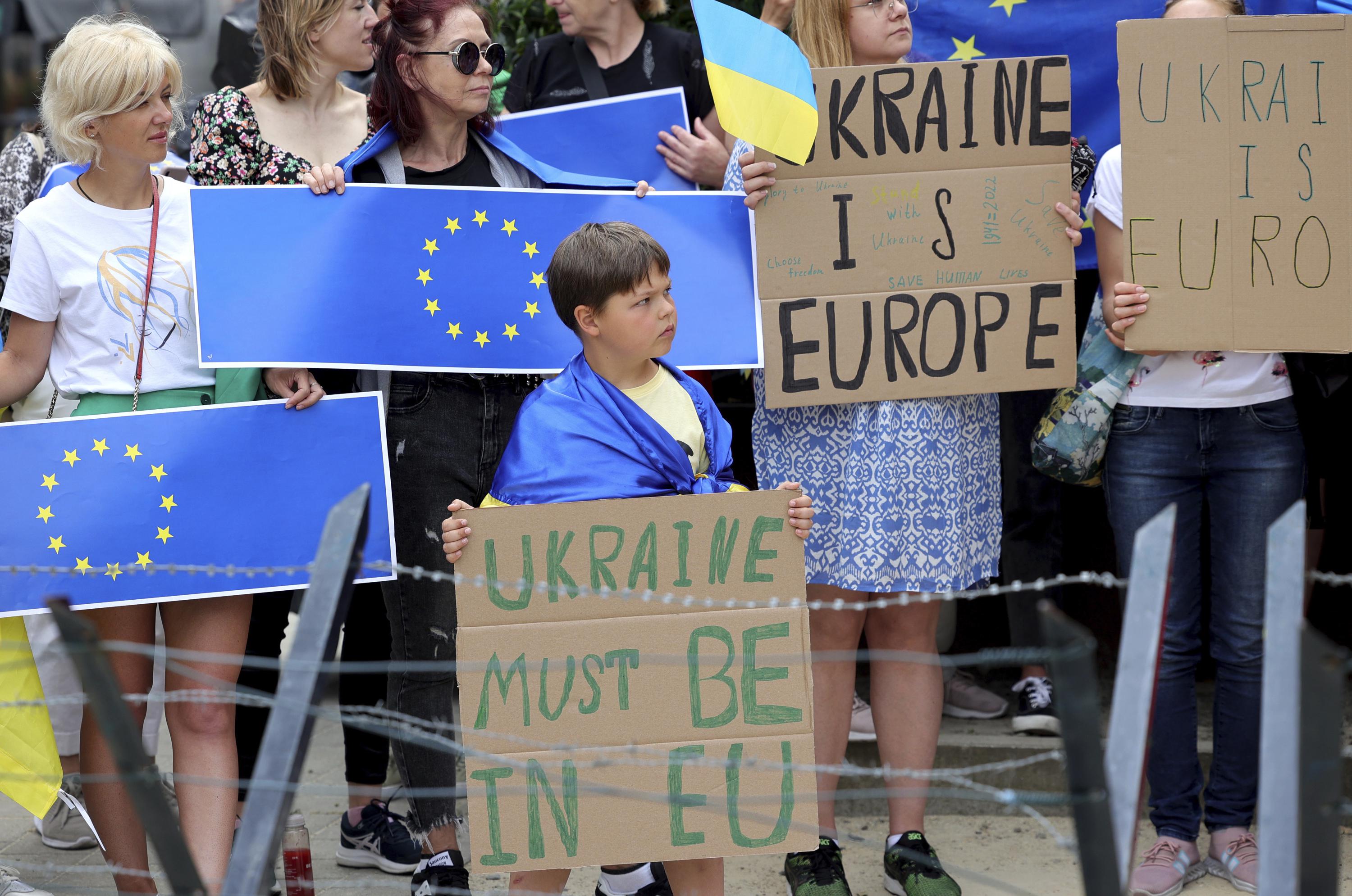 Watch European Union leaders set to grant Ukraine candidate status – Latest News
