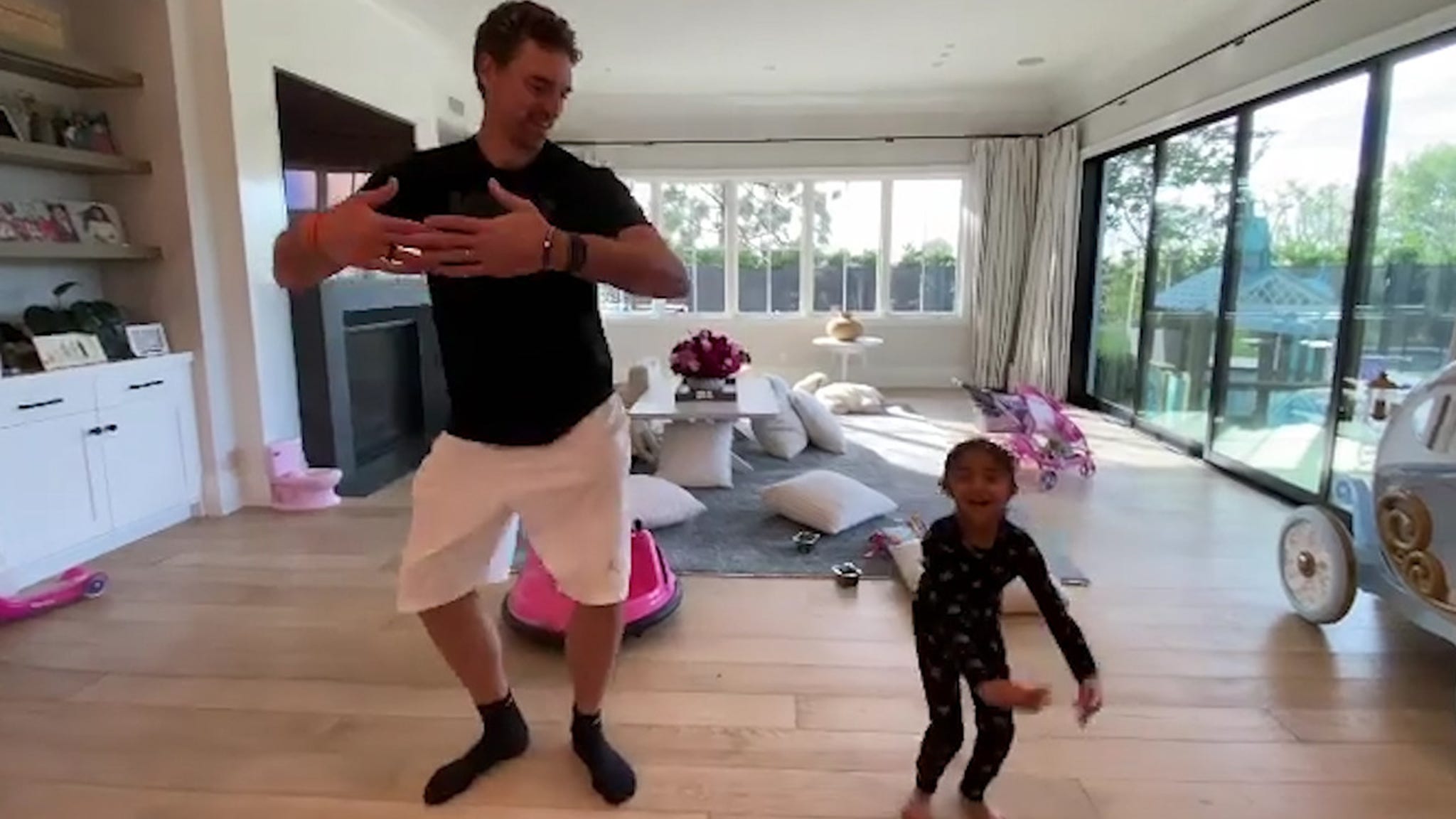 Watch Pau Gasol Hilariously Attempts Ballet Moves With Kobe’s Daughter – TMZ Video