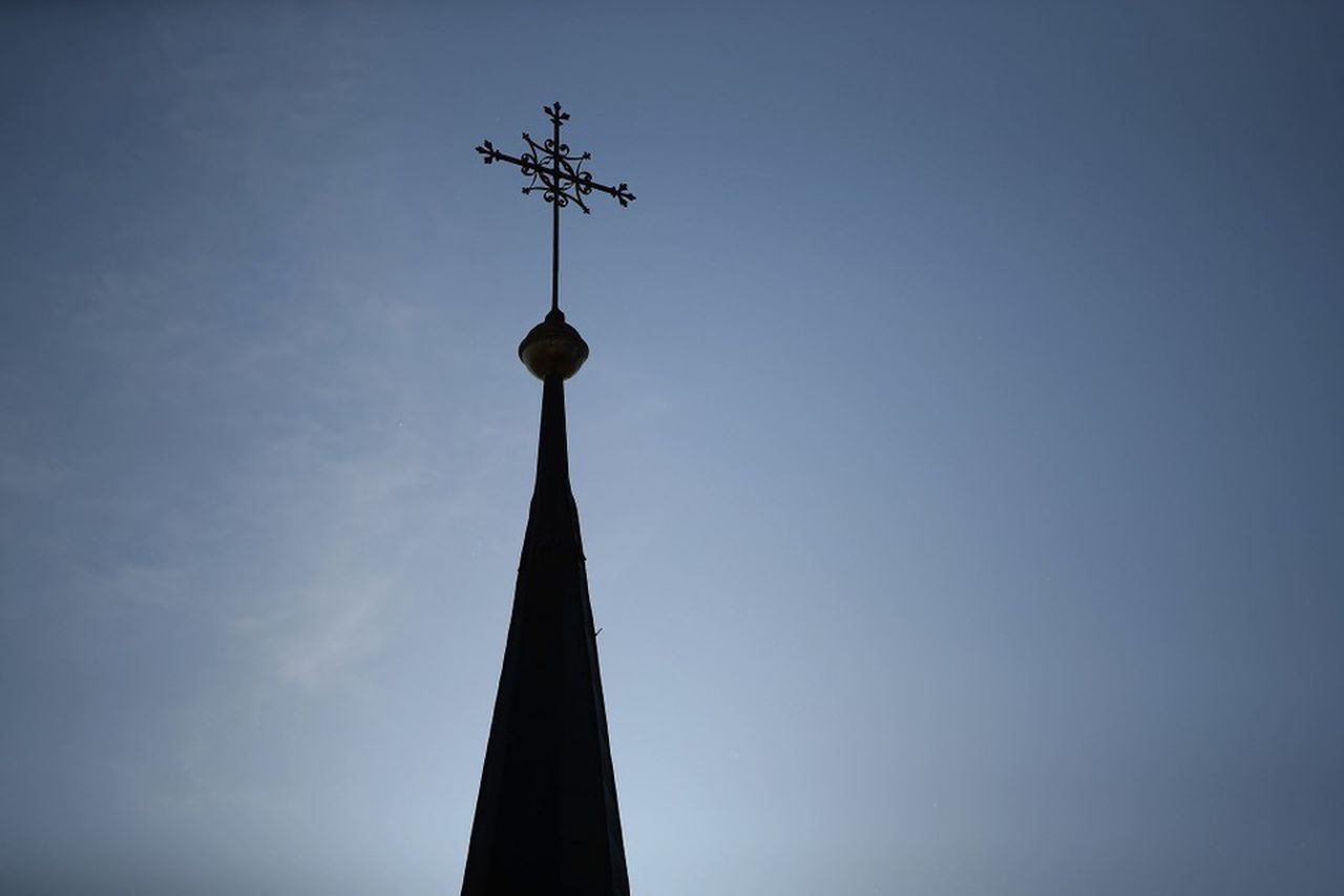 Watch Indiana pastor apologizes to church for adultery, woman takes microphone to say he raped her when she was 16 – Latest News