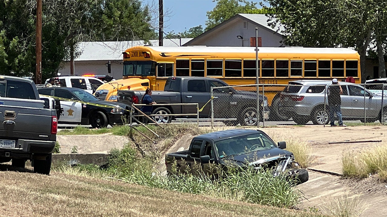 Watch Uvalde timeline: DPS releases activity log, police chatter as they waited outside classroom of massacre – Latest News
